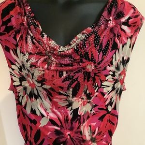 Sleeveless floral design scoop neck top.